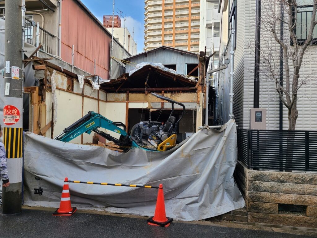 平屋解体工事重機解体の様子