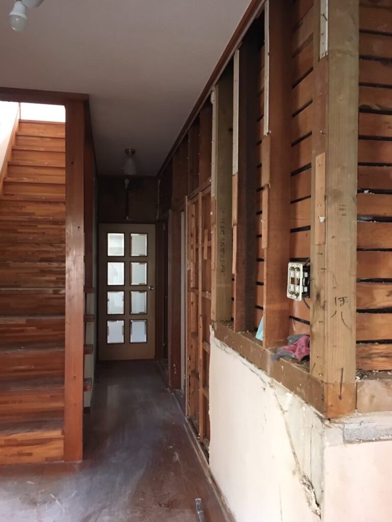 解体工事前に室内に残る建具や残置物を保護しながら撤去準備を進めている様子②