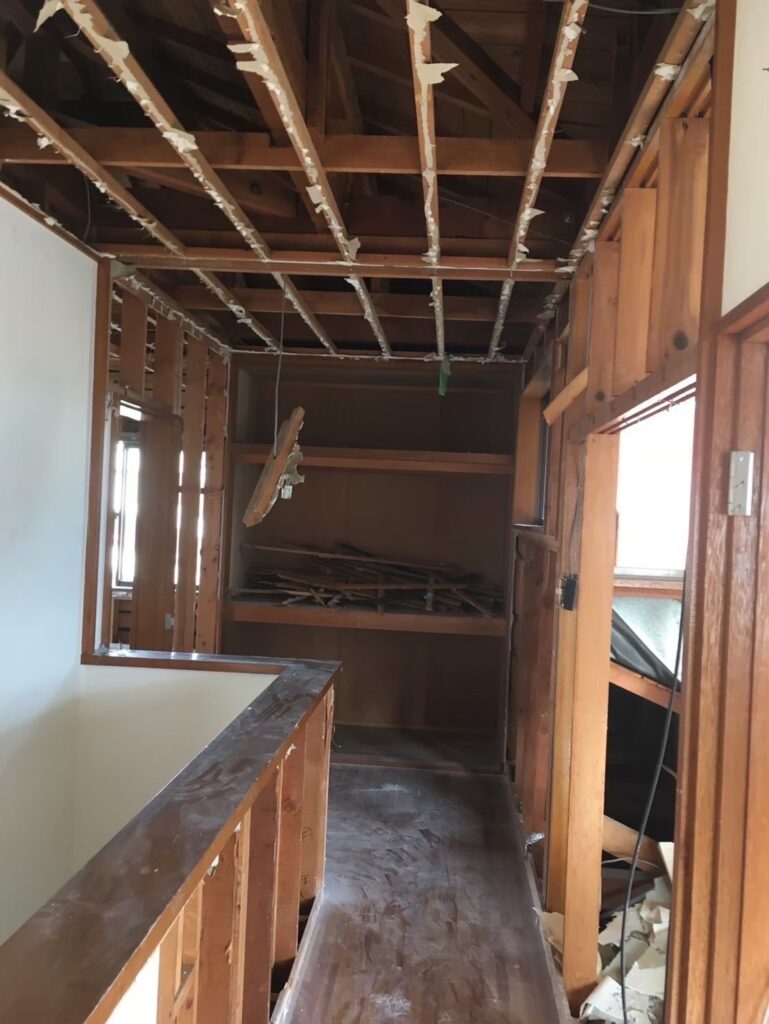 屋内解体が進み、構造材が露出した木造住宅の内部の様子②