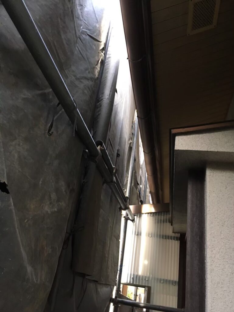 足場と養生シートを隙間なく設置し粉じんや破片の飛散を防止している様子①